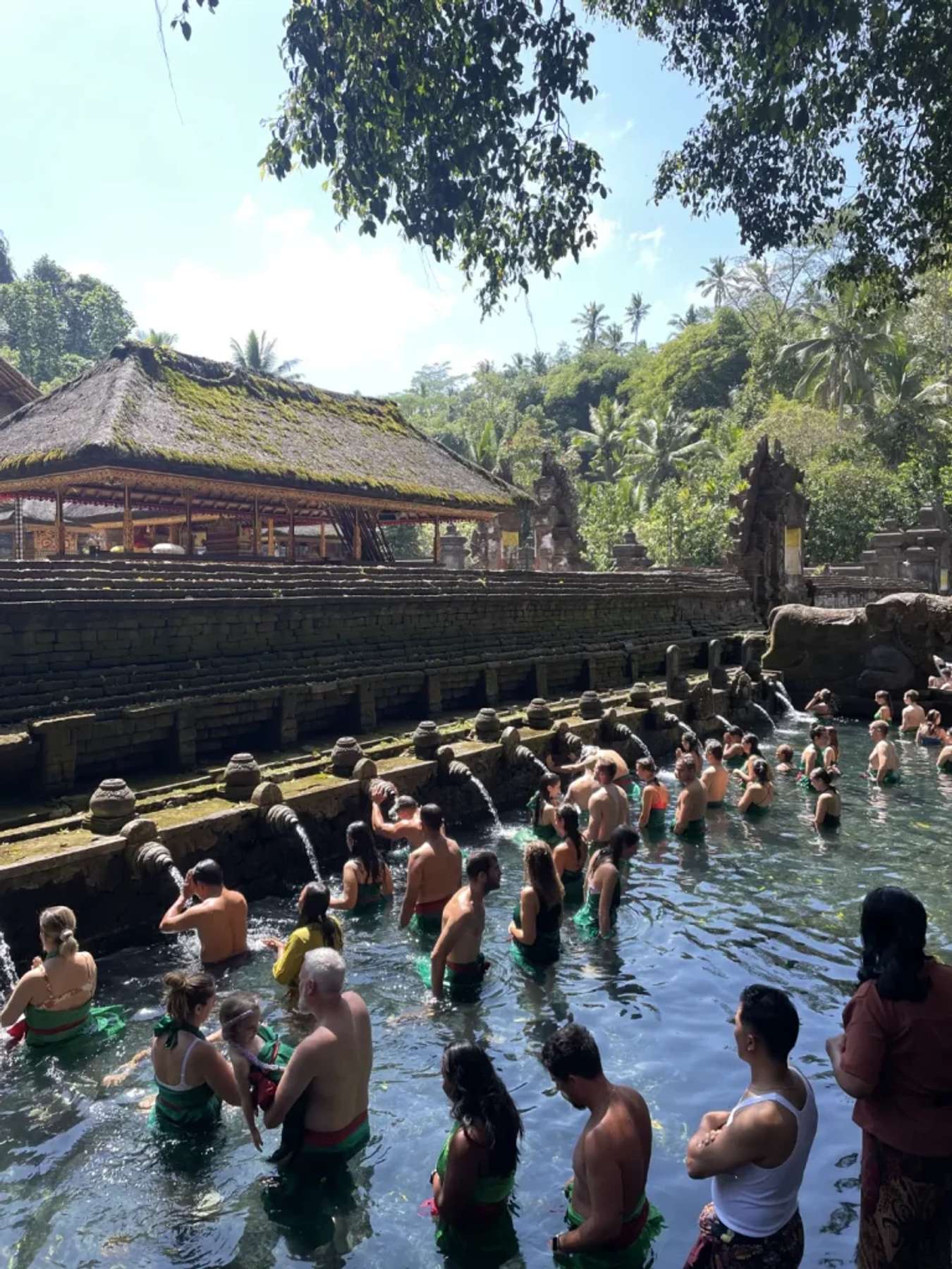 Đây là hồ nước thiêng của đền
