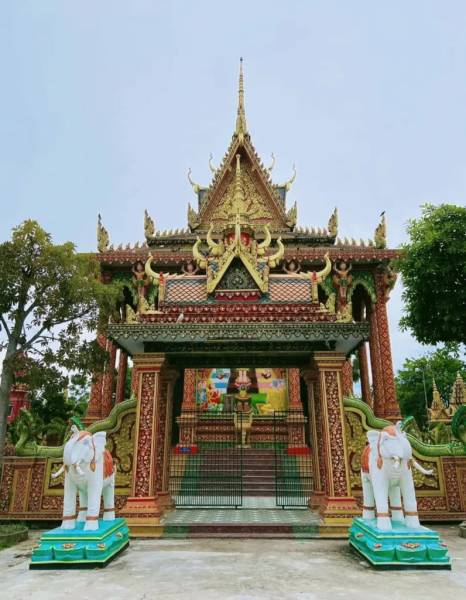 Phía bên ngoài chánh điện

