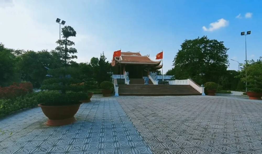 Bên ngoài đền thờ
