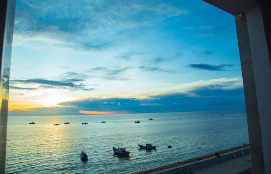 Một chiếc view hoàng hôn dọc bờ kè Cây cô đơn– Du lịch Phú Quý 3 ngày 2 đêm


