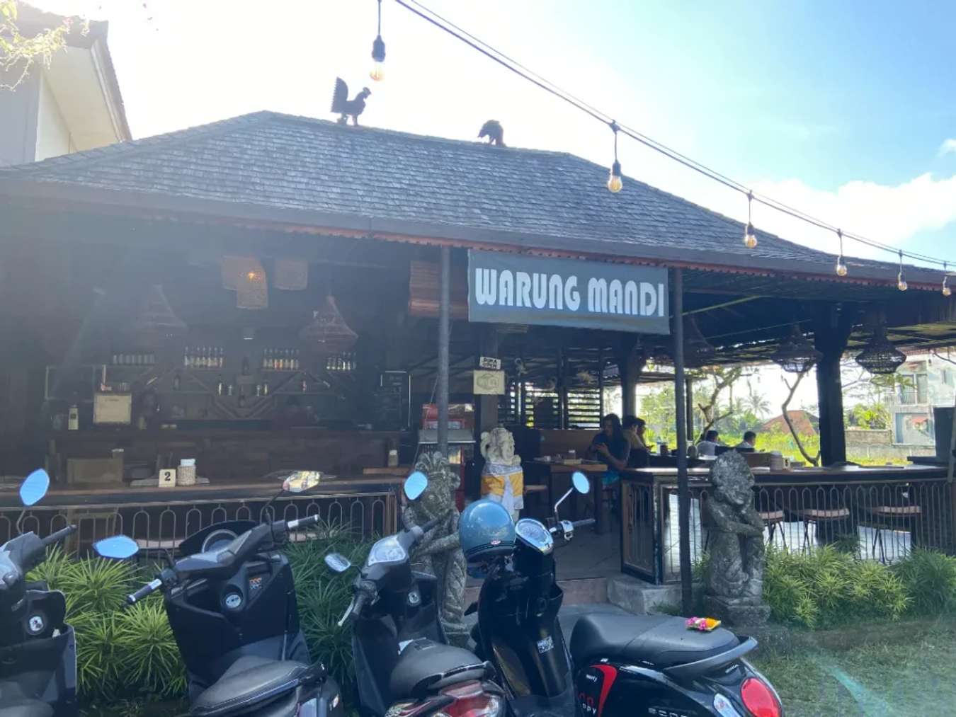 Warung trong tiếng Indonesia có nghĩa là nhà hàng