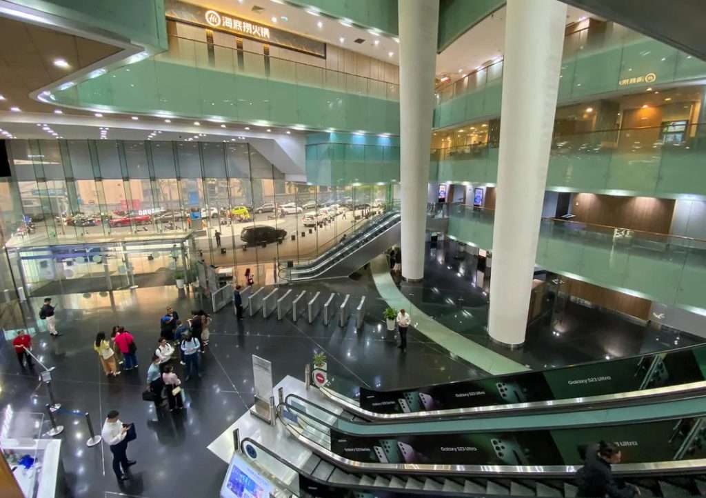 Trung tâm thương mại Icon68 bên trong Bitexco Financial Tower với các thương hiệu quốc tế