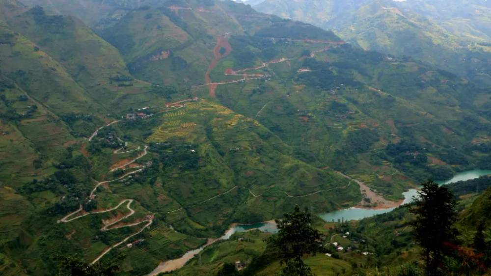 View tuyệt đẹp để ngắm sông Nho Quế cùng đèo và ruộng bậc thang xã Xín Cái 
