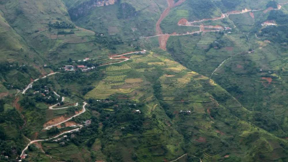 View tuyệt đẹp để ngắm sông Nho Quế cùng đèo và ruộng bậc thang xã Xín Cái 

