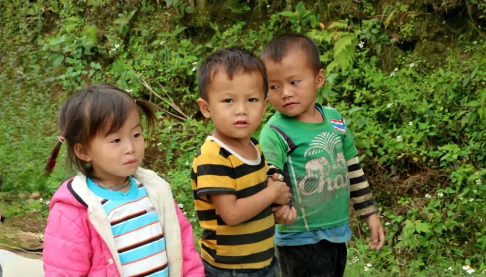 Bọn trẻ nô đùa trên đường 
