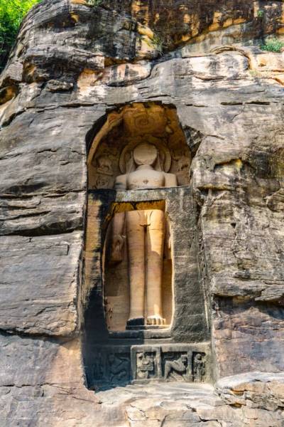 Tượng Jain bị đục mặt do chiến tranh tôn giáo
