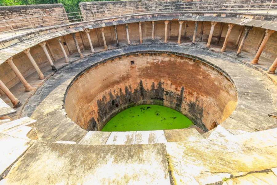 Giếng bậc thang Assi Khamba Ki Baoli
