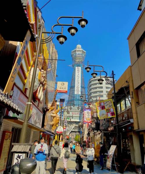 Con phố Shinsekai và tháp Tsukenkaku là biểu tượng của Osaka