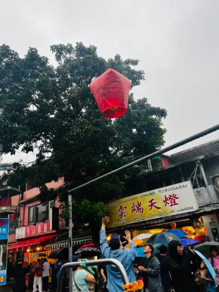 Mọi người đều rất hào hứng được trải nghiệm mặc dù trời mưa
