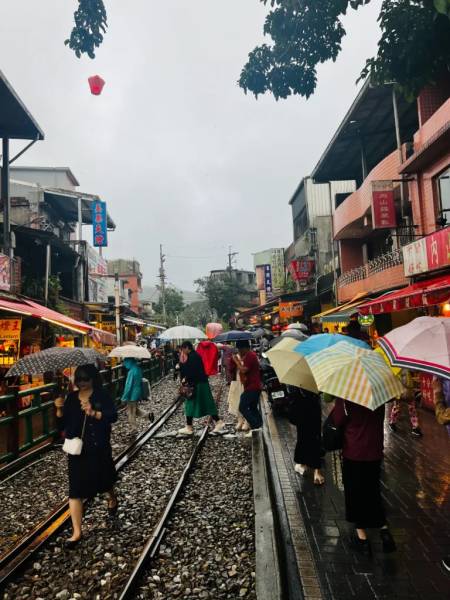 Địa điểm thả đèn là ngay đường ga xe lửa