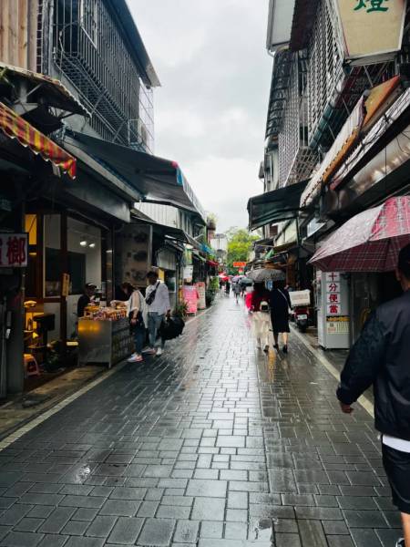 Lối vào khu vực thả đèn ở đường ray.