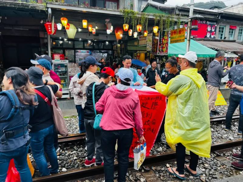 Hằng ngày có rất đông du khách tới đây để trải nghiệm thả đèn trời.