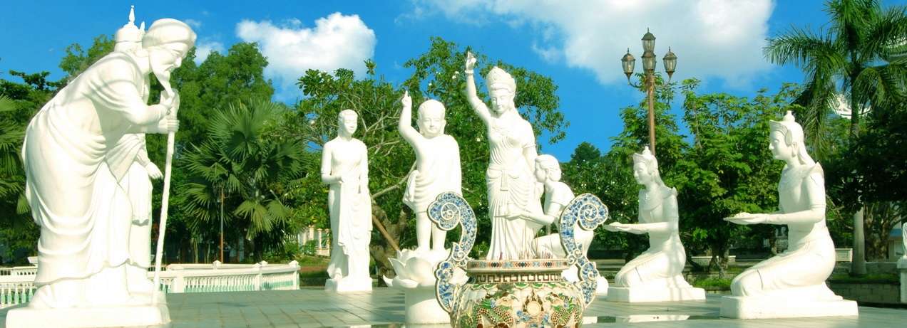 SÂN CHÙA BẠCH LIÊN RỘNG RÃI VỚI HÀNG CÂY XANH MÁT
