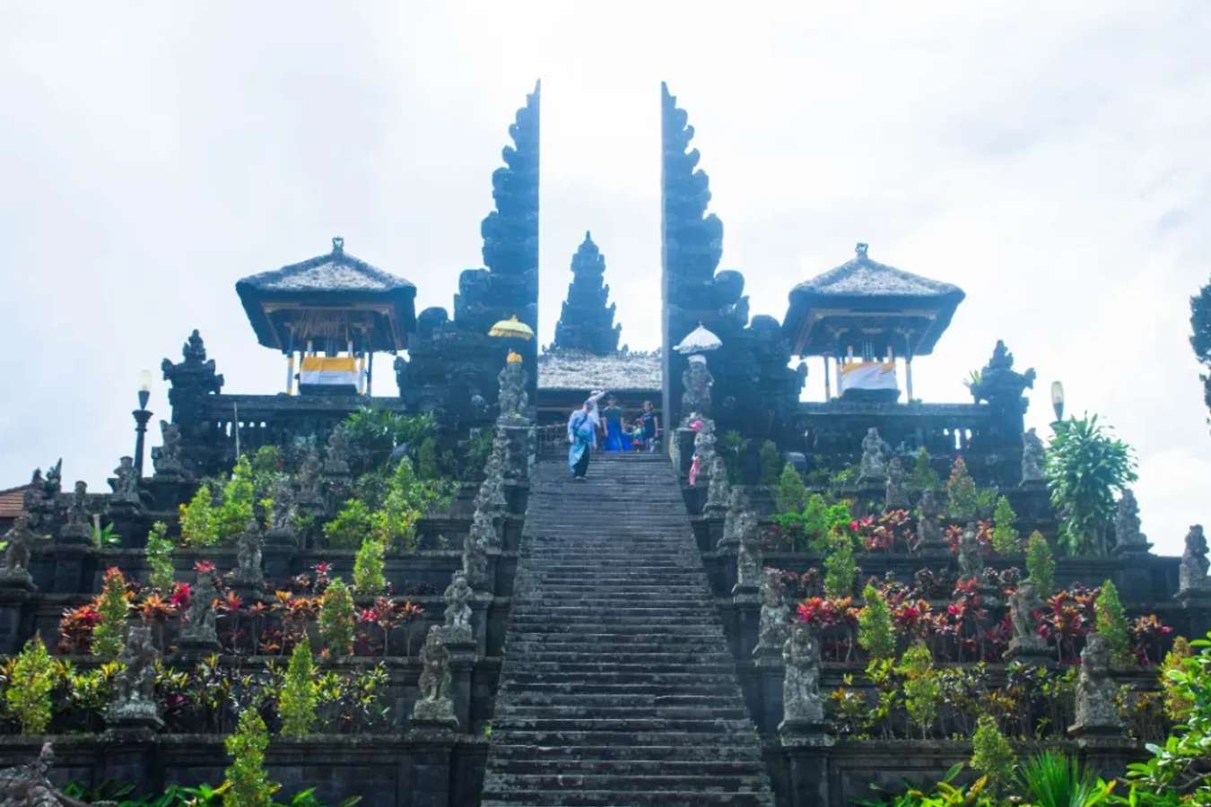Cổng vào đền Mẹ Pura Besakih