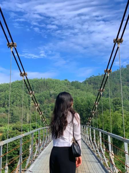 Cây cầu treo vắt qua suối - Địa điểm check-in Bình Liêu
