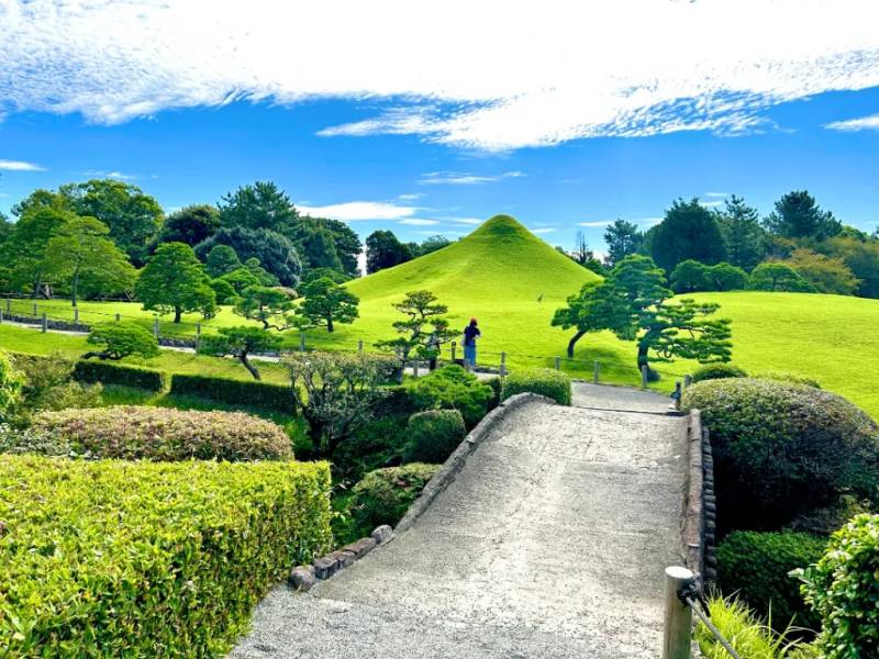Tiểu Phú Sĩ được phủ xanh bởi một lớp cỏ ngắn nổi bật trong khu vườn