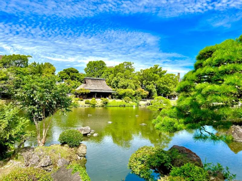 Trà thất Kokin Denju no Ma mang vẻ cổ kính nhìn từ phía bên kia mặt hồ.