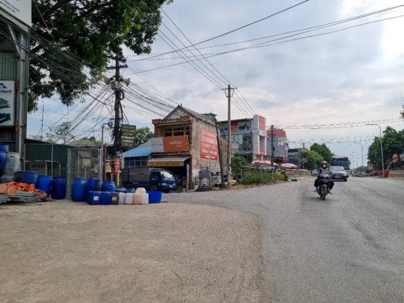 Đường xuống Quảng Phú Cầu. 