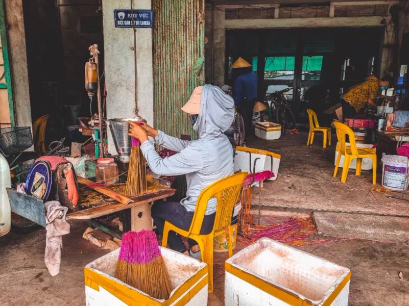 Một cơ sở sản xuất hương tại Quảng Phú Cầu