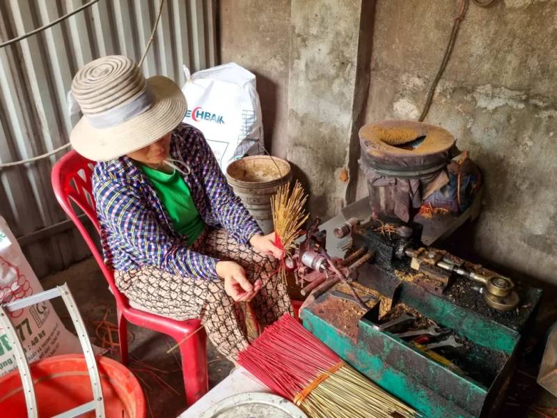 Một trong những công đoạn cuối của làm hương thành phẩm