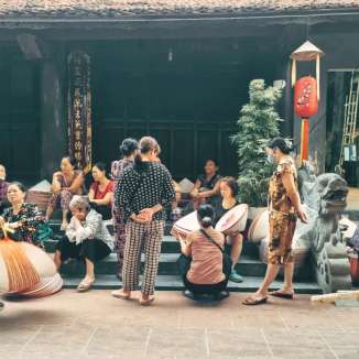 Khung cảnh nhộn nhịp vào sáng sớm ở làng nón Chuông
