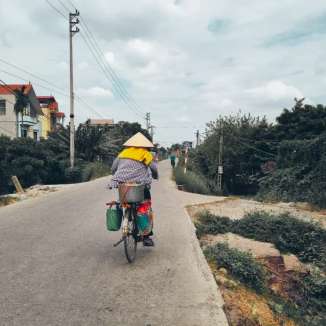 Nón theo các cụ, các mẹ đi muôn nơi