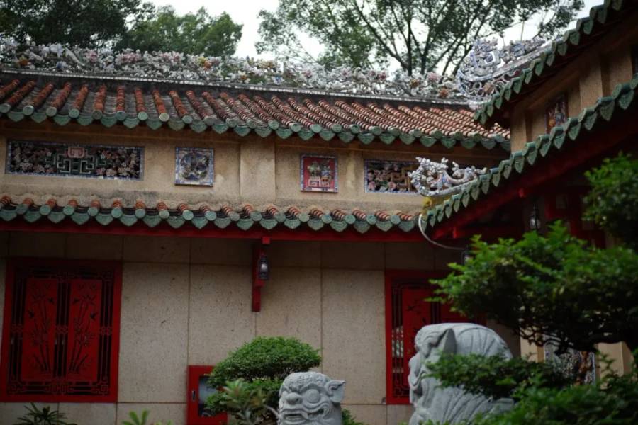 Những vòm mái mang phong cách đặc trưng “trùng thiềm điệp ốc”.
