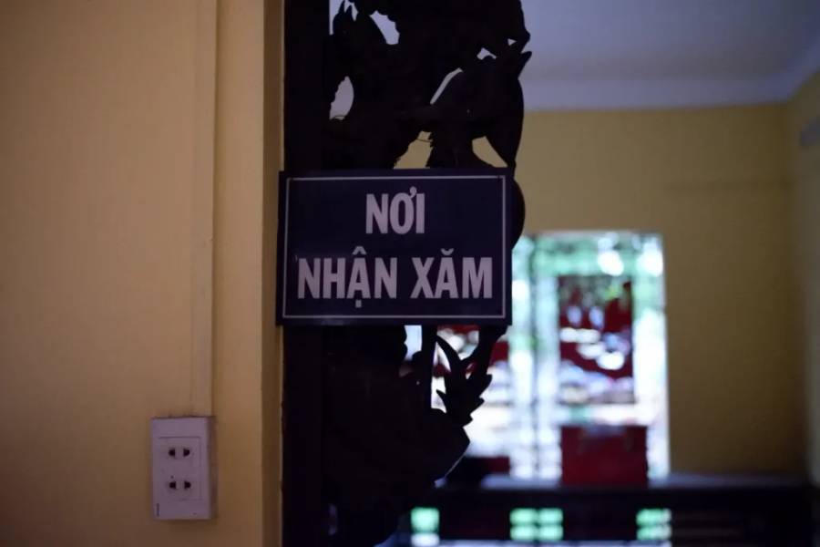 Bảng “Nơi nhận xăm” tại khu vực Tây lang
