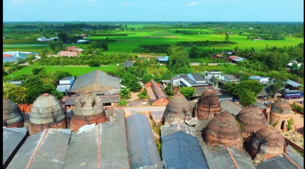 Những lò gạch cao ngút được xây san sát nhau, nhìn từ xa hay từ trên cao trông giống như một “vương quốc” với hàng trăm tòa lâu đài nhỏ.
