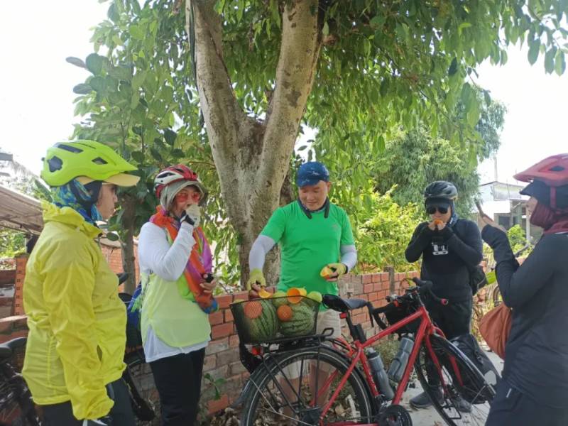 Đoàn dừng chân nghỉ ngơi trước khi bắt đầu tham quan bên trong lò gạch Mang Thít.
