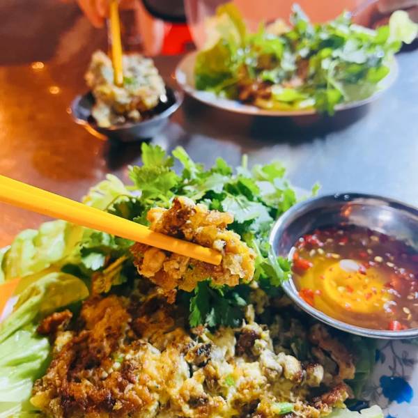Dĩa hàu chiên trứng giòn rụm cùng rau sống đầy ắp - Món ăn vặt của người Hoa ở Sài Gòn
