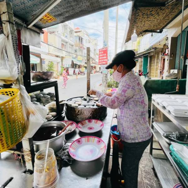 Xe bán bánh hẹ đơn giản trên đường Lê Quang Sung
