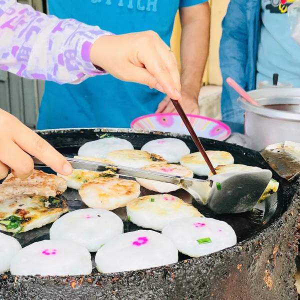 Bánh hấp được chiên giòn - Món ăn vặt của người Hoa ở Sài Gòn
