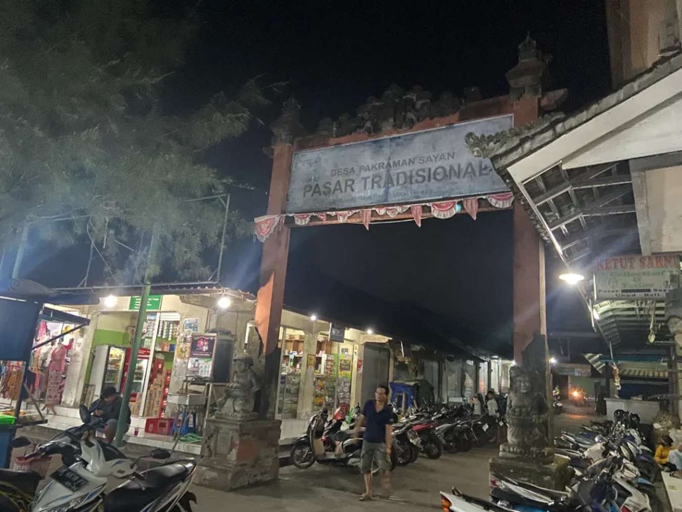 Pasar trong tiếng Indonesia có nghĩa là chợ
