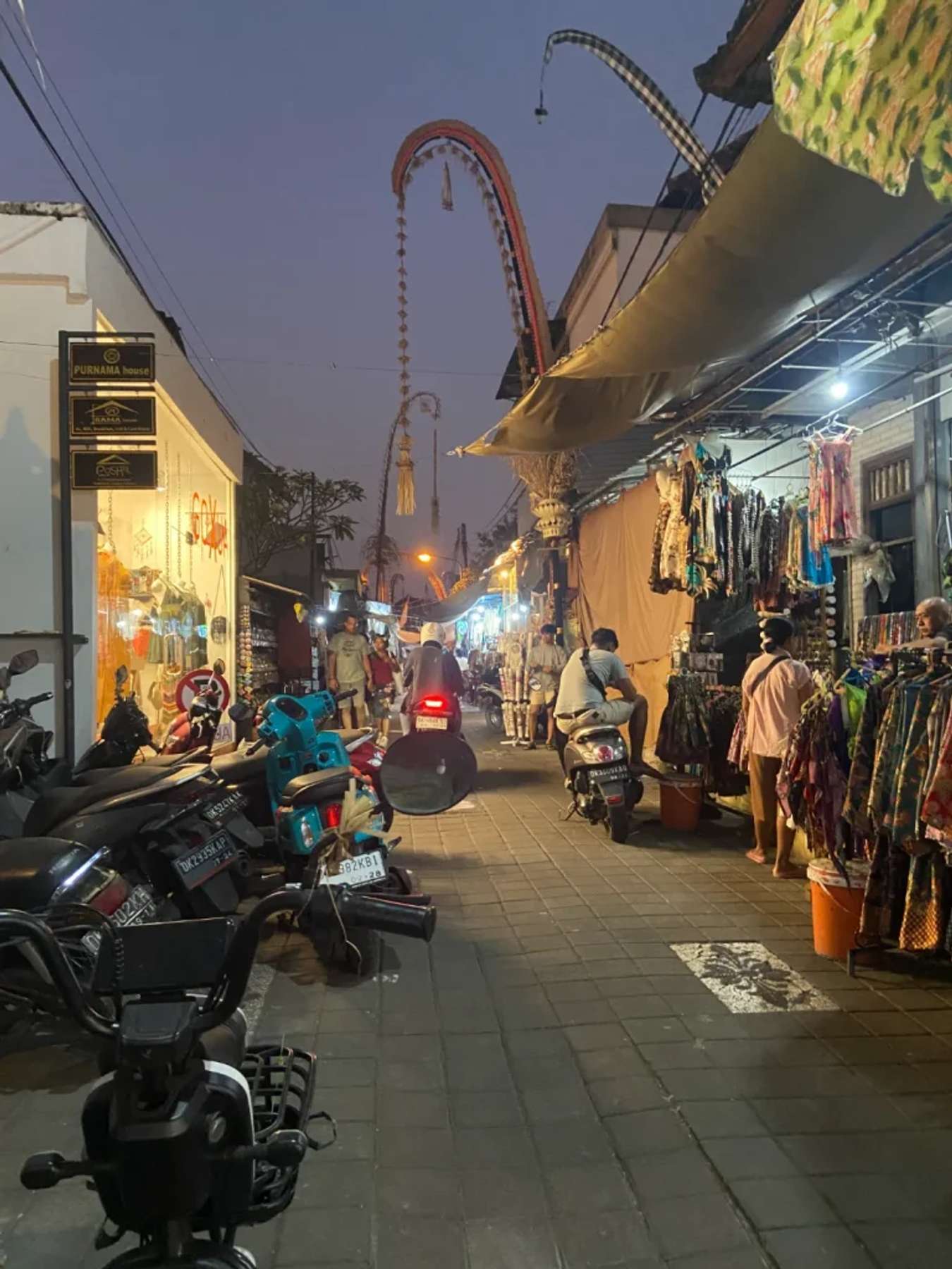 Lối đi bộ cũng ngập tràn cửa hàng ở khu Ubud Art Market