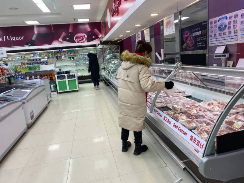 Siêu thị ở gần trạm bus rất nhiều đồ ăn ngon và rẻ