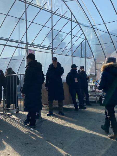 Các anh soát vé cũng cao to đẹp trai nữa nè