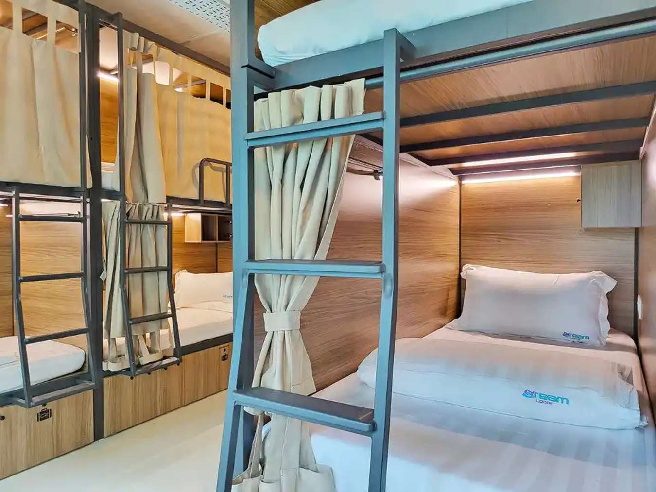 10 Best Cheap Hotel in Singapore for Hooligans to Watch Br*n* M*rs