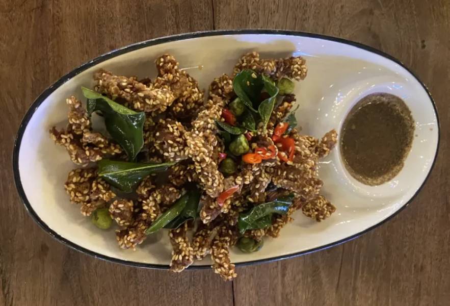 Món deep fried beef sesame ăn rất lạ miệng
