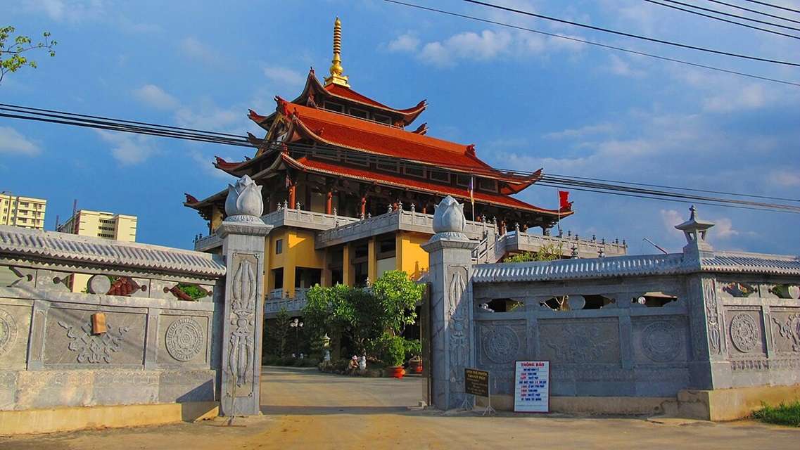 CẢNH SÂN VƯỜN YÊN BÌNH TRONG KHUÔN VIÊN CHÙA HUỆ NGHIÊM