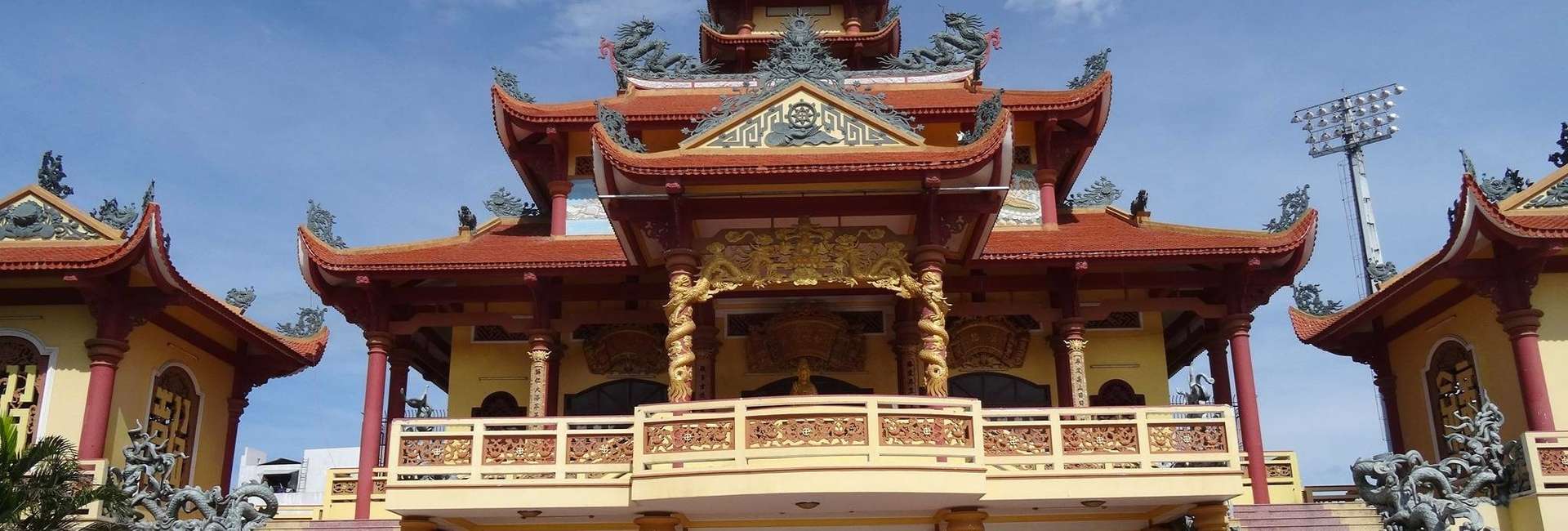 GÓC SÂN CHÙA LONG KHÁNH SOI BÓNG CÂY CỔ THỤ DƯỚI ÁNH NẮNG VÀNG