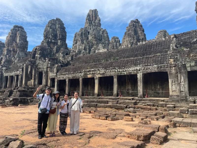 Nhóm mình check in trước đền Bayon hùng vĩ