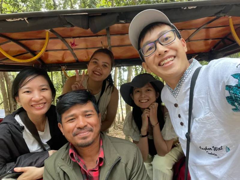 Lo nói chuyện luyên thuyên mà quên hỏi tên người tài xế tuktuk luôn
