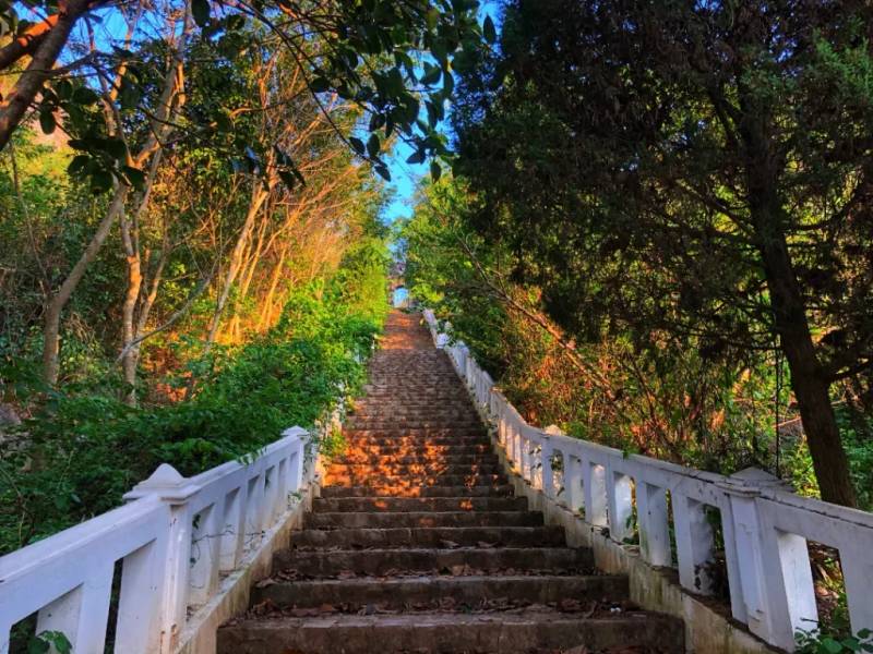 Lối lên vết tích thành cổ và tượng nàng Tô Thị