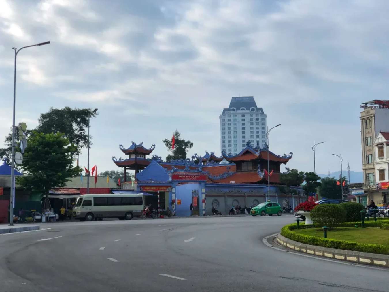 Road to Ky Cung temple - Lang Son tourist destination