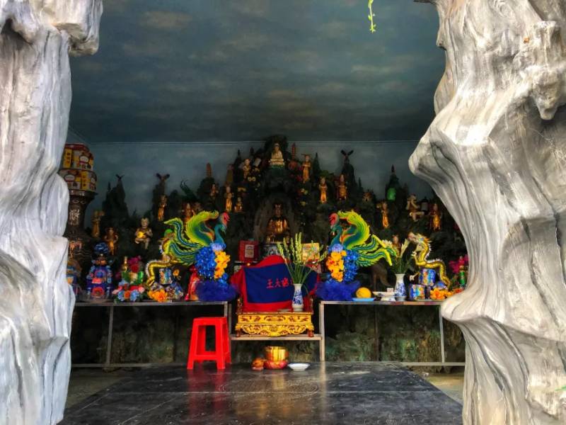 Bên trong đền thờ