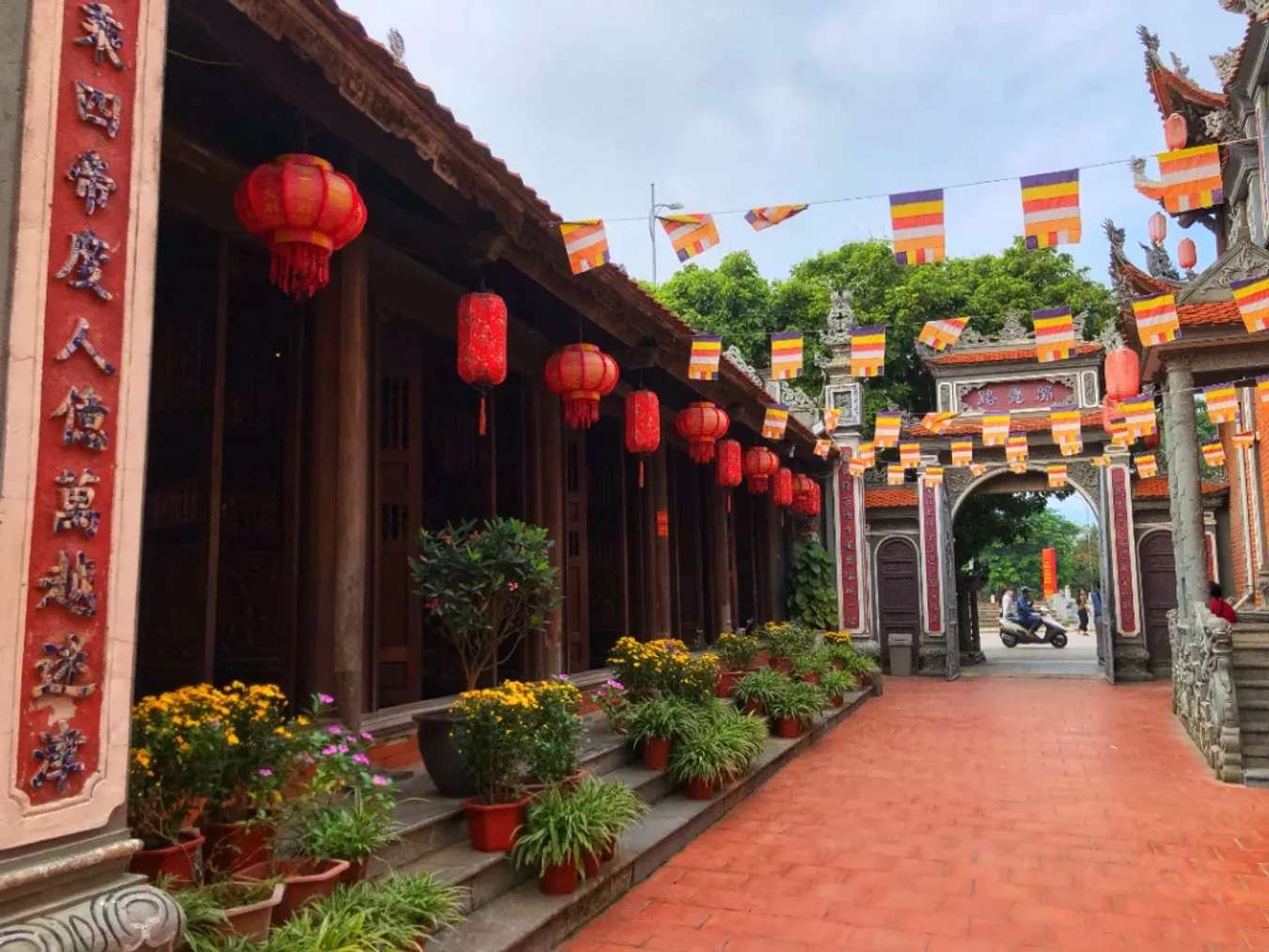 Worship corner to the right of the main shrine of Thanh Pagoda