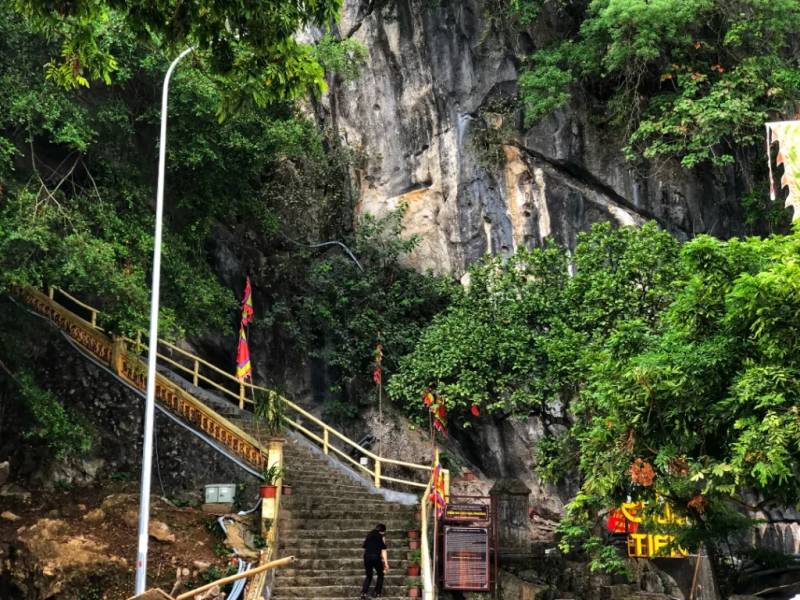 Lối lên nơi thờ tự Chùa Tiên