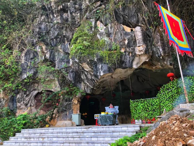Nơi vào điện thờ trong quần thể di tích Chùa Tiên - Thủy Cung