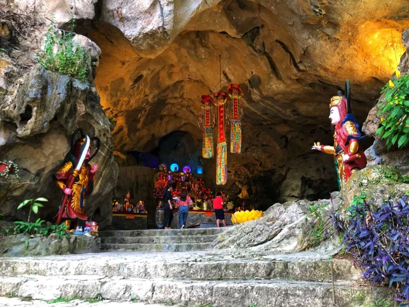 Entrance to the main shrine of Tam Thanh cave pagoda - Lang Son tourist destination